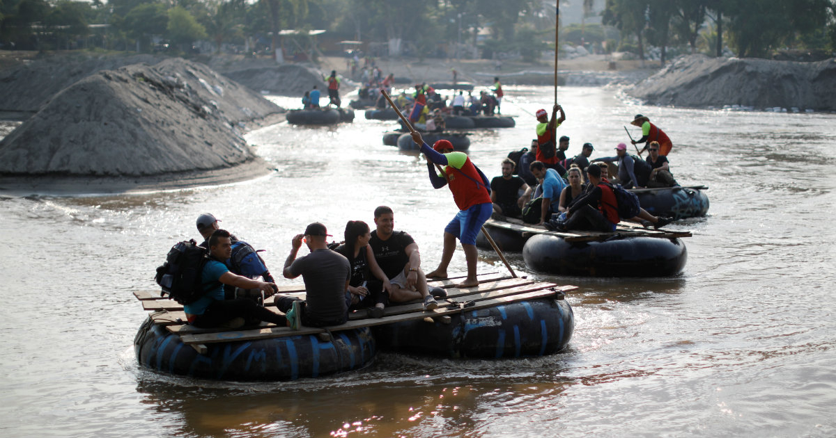 Migrantes cubanos viajan en balsas por el río Suchiate © Reuters / Jose Cabezas