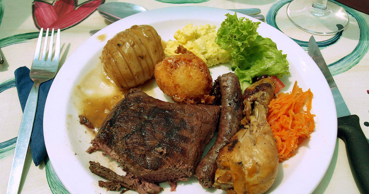 Filete de carne de avestruz, salchicha de carne de avestruz y muslo de pollo © Nicole Eitzinger - https://commons.wikimedia.org/