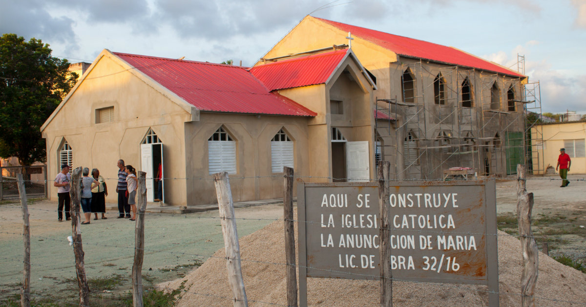 Obras constructivas de iglesia en Santiago de Cuba © CiberCuba