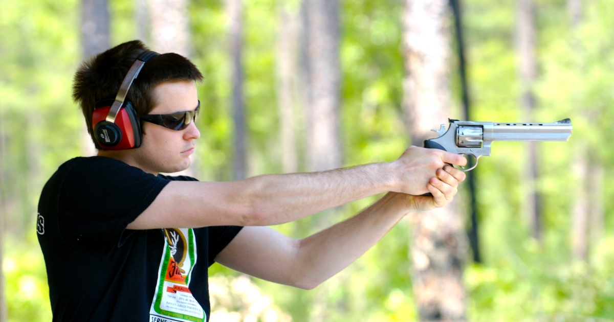 Un hombre practica en un campo de tiro en Florida. © Flickr / THOR