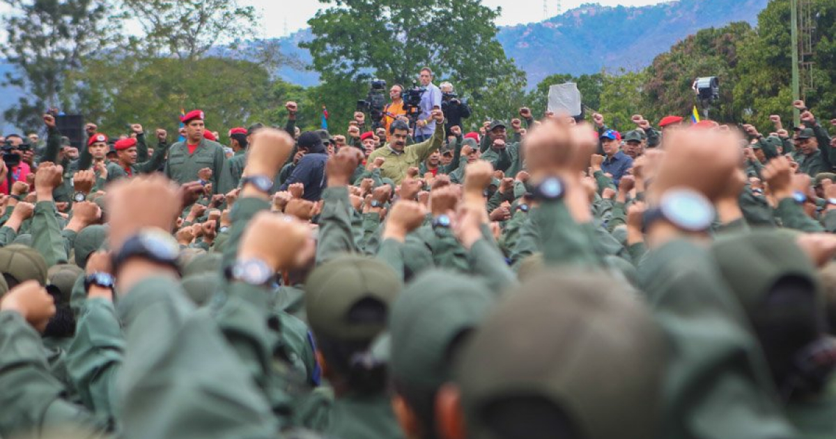 Nicolás Maduro rodeado de militares venezolanos. © Twitter / Teresa Maniglia
