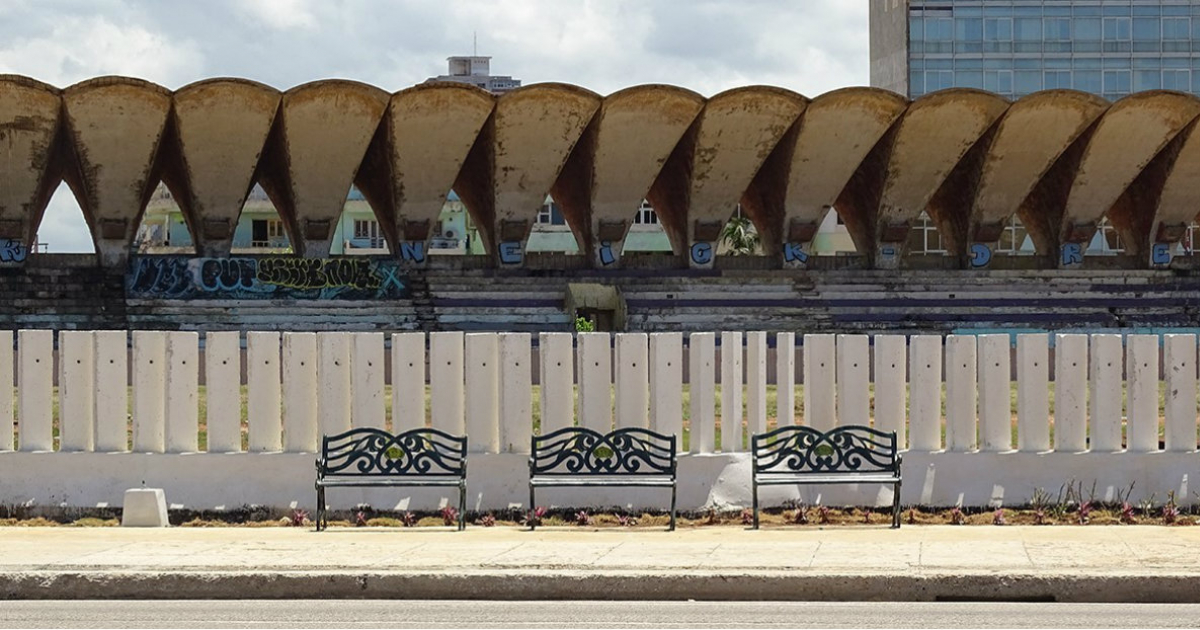 Muro pintado y nuevos bancos en la instalación deportiva. © CiberCuba