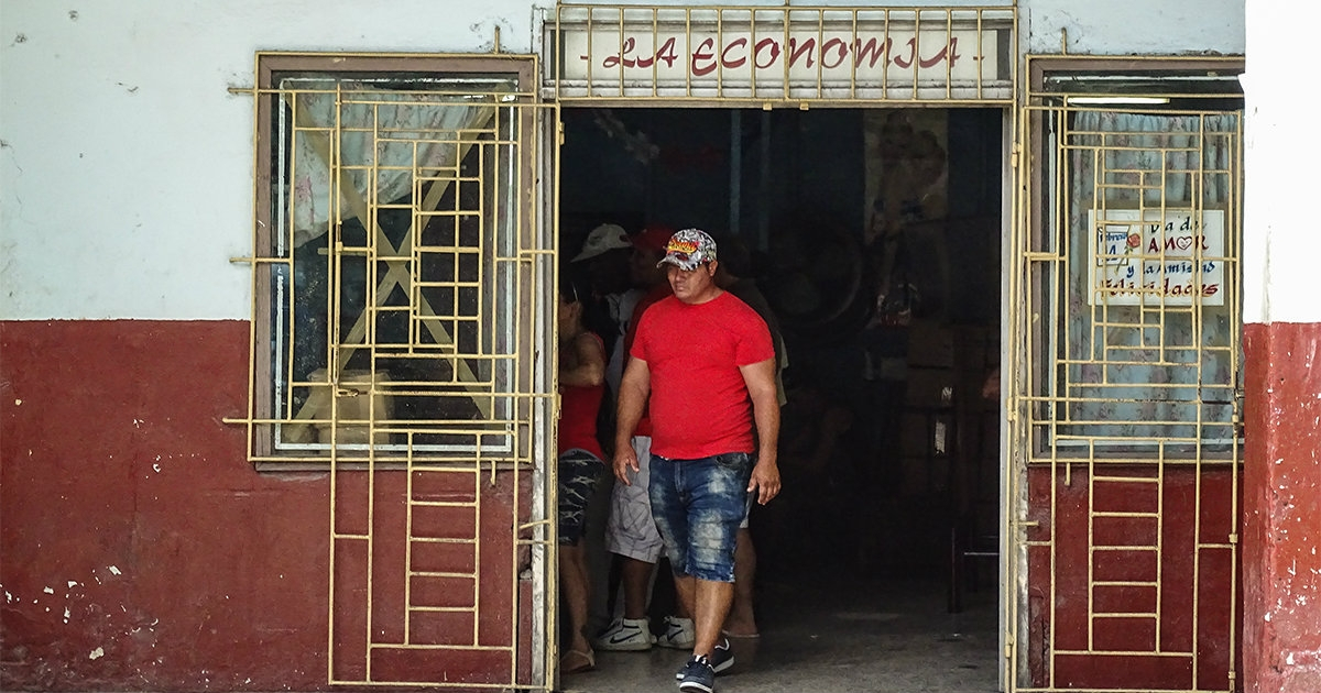 Hombre sale de un mercado © CiberCuba