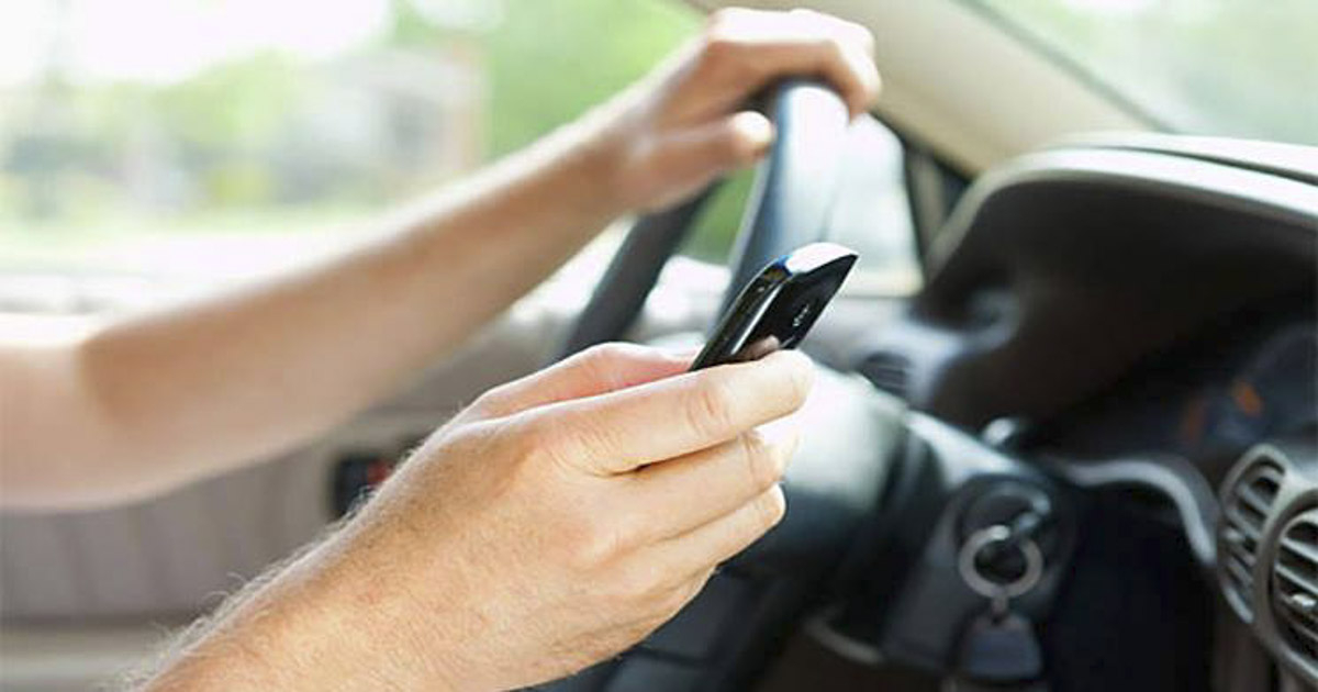 Una persona atiende el teléfono en un auto (imagen de referencia) © Flickr / Creative Commons