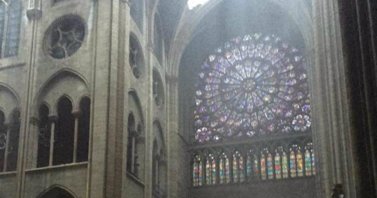 Uno de los rosetones salvados de la Catedral de Notre Dame. © Twitter / Mazarinoo