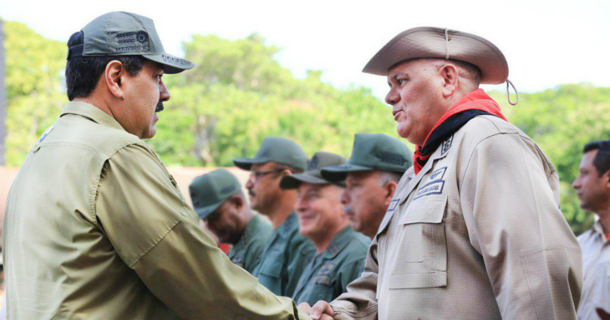 Nicolás Maduro estrecha la mano al general Carlos Leal Tellería. © Twitter / Nicolás Maduro