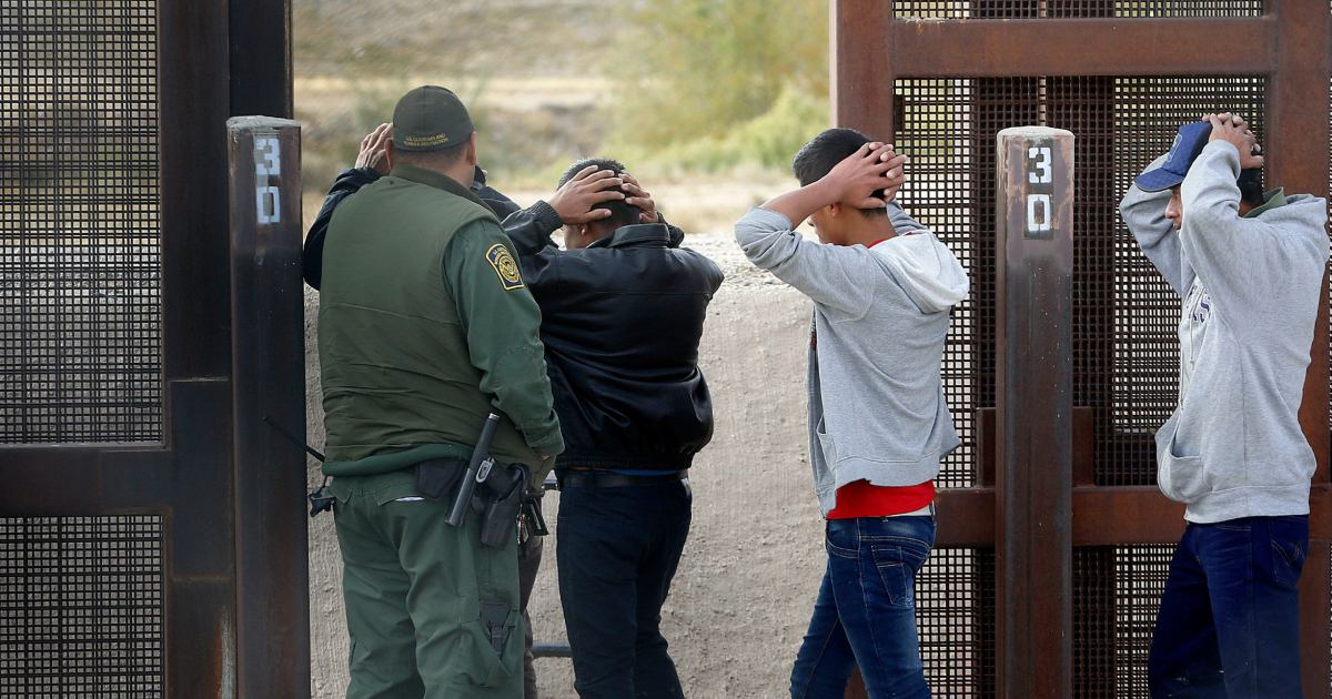 Migrantes cruzan la frontera © El Paso Times