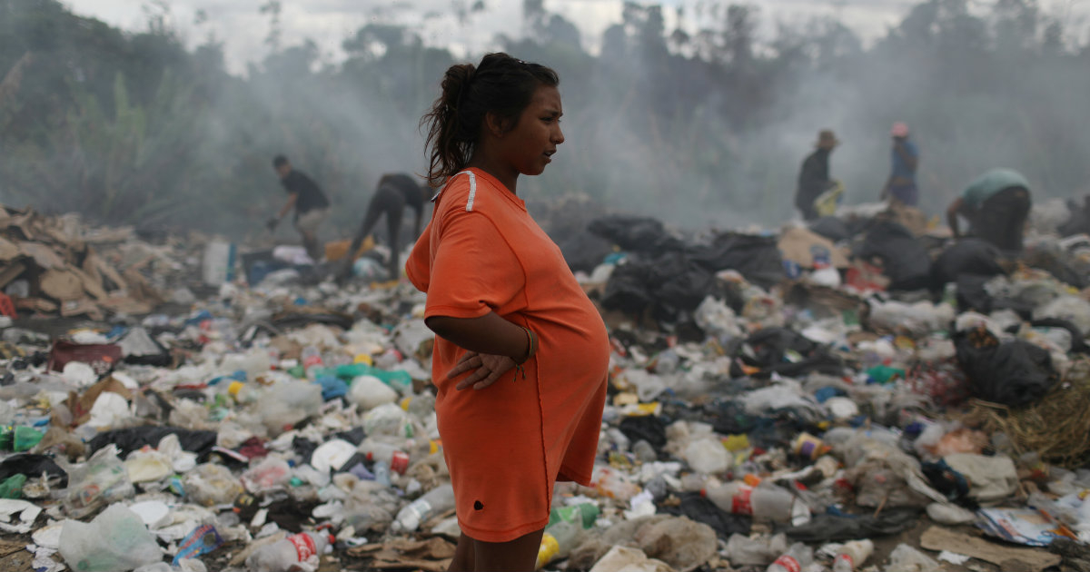  Una venezolana embarazada, en un basurero en la ciudad fronteriza de Pacaraima, Brasil. © REUTERS / Pilar Olivares