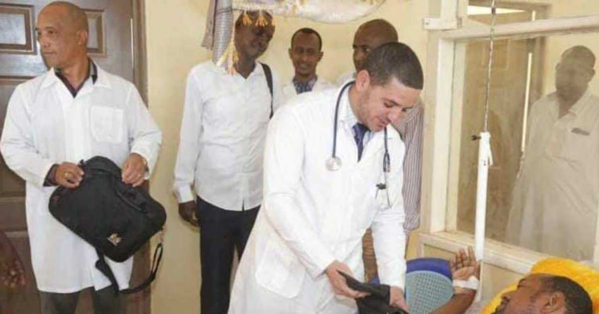 Los dos médicos cubanos secuestrados en Kenia atienden a pacientes. © Twitter / Switch Tv Kenya