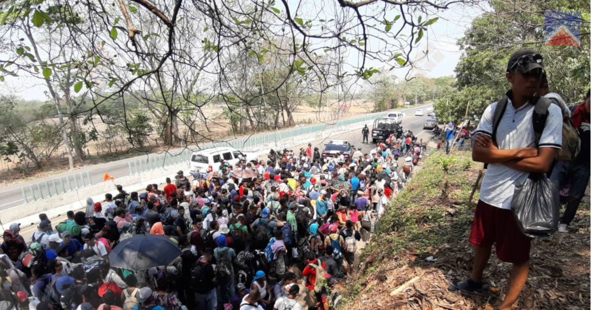 Un grupo de migrantes se desplaza en caravana (archivo) © YouTube/screenshot