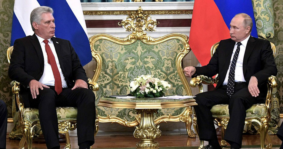 Miguel Díaz-Canel conversa con Putin en una imagen de archivo © Kremlin
