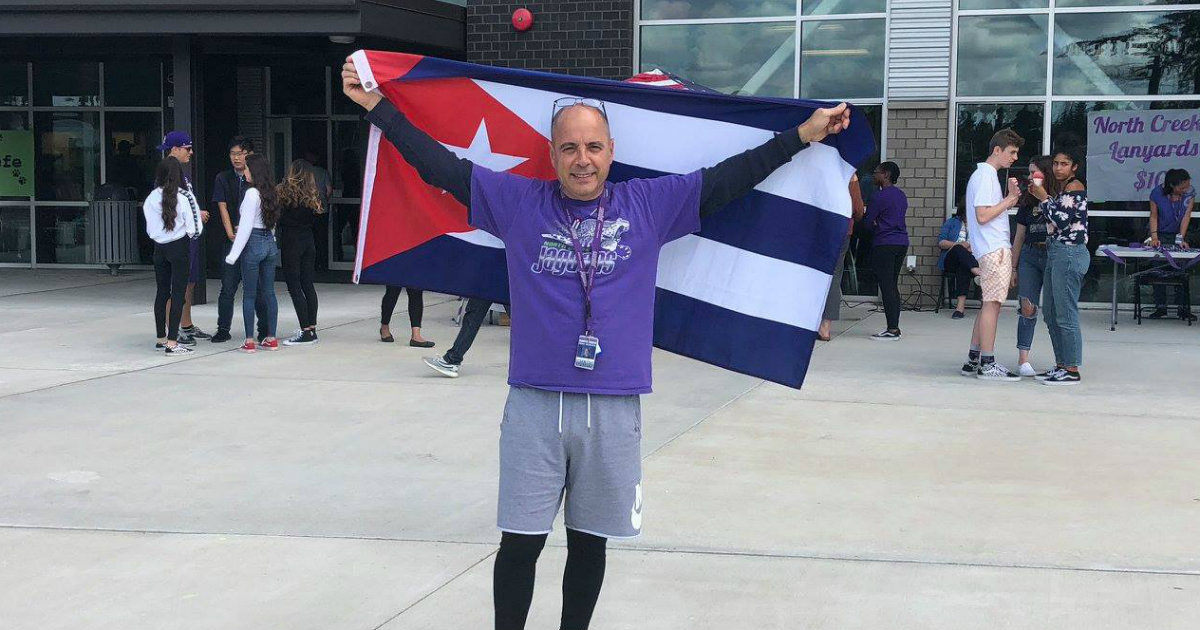 Carlos Lazo con la bandera cubana © Facebook/ Carlos Lazo