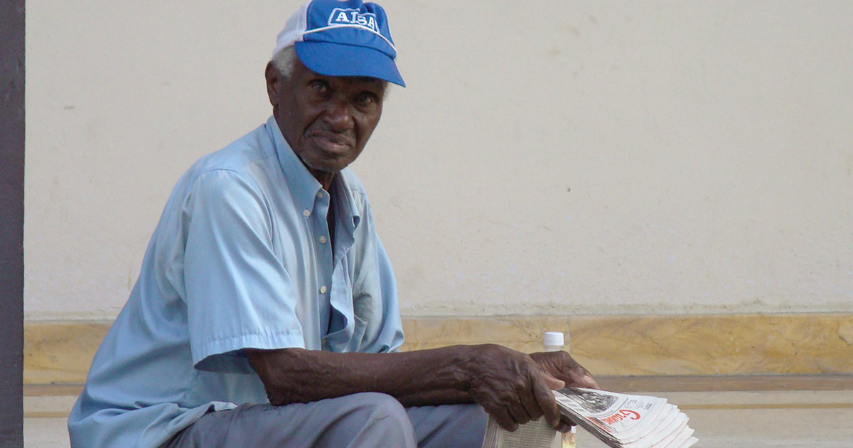 Un señor con un periódico Granma en las manos © CiberCuba