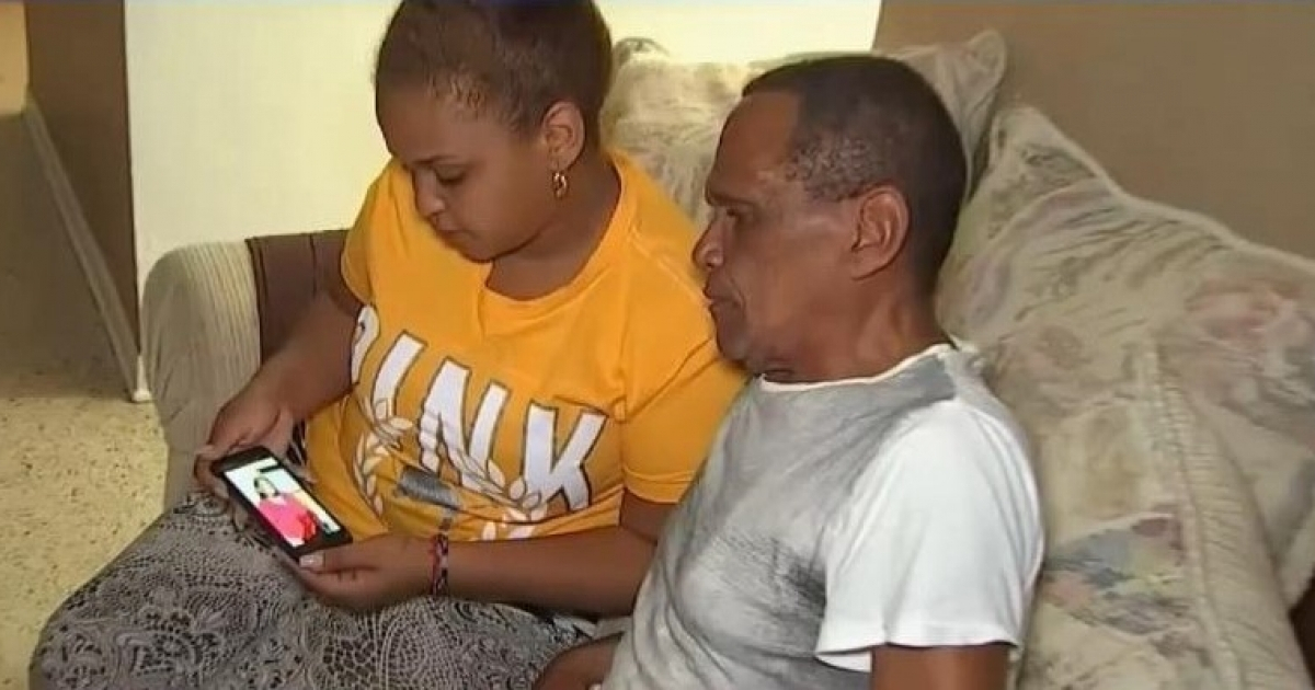 El padre y la hija de Yudeisy Rega miran su foto © Captura de video 