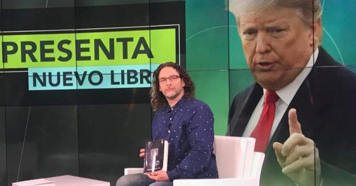 Orlando Luis Pardo Lazo, con su nuevo libro. © Fotograma de Univisión