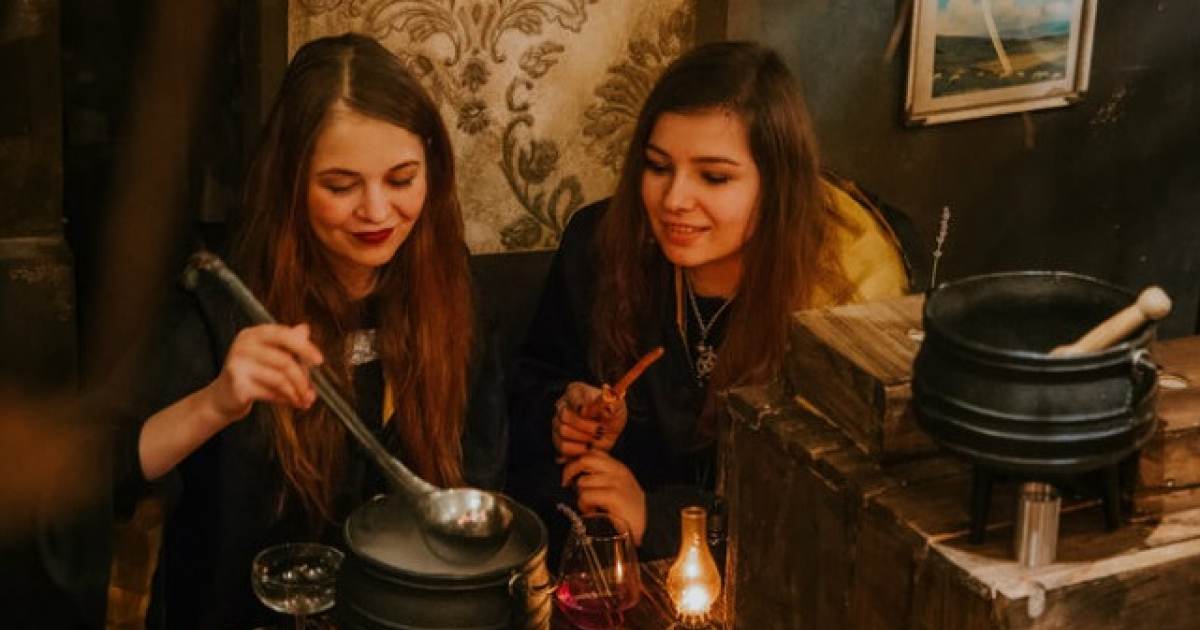 Dos chicas beben un cóctel de Harry Potter. © Twitter / El Souvenir