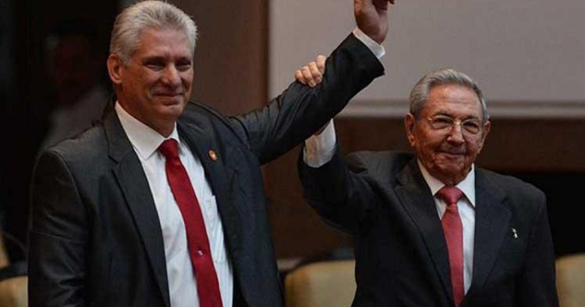 Miguel Díaz-Canel y Raúl Castro. © Escambray