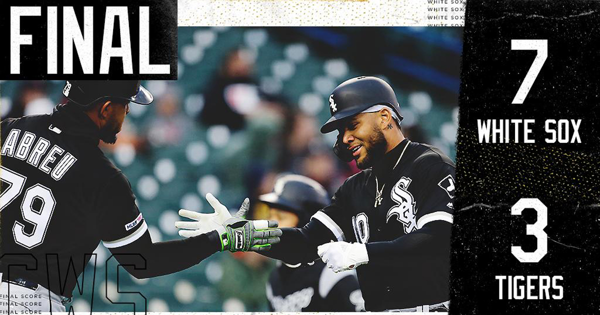 Moncada (derecha) es felicitado por su coterráneo Abreu. © Twitter / Chicago White Sox