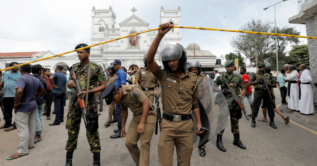Militares de Sri Lanka hacen guardia frente al Santuario de San Antonio tras una explosión en Colombo © REUTERS/ Dinuka Liyanawatte