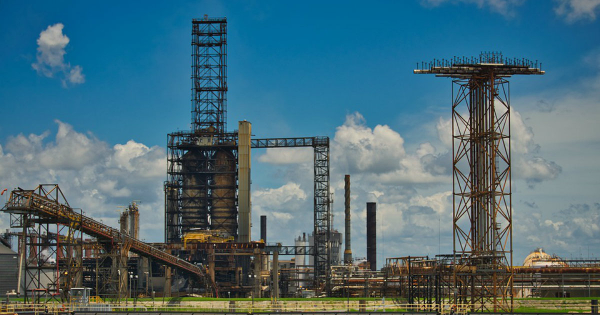 Imagen de archivo de una refinería de petróleo © Pixabay