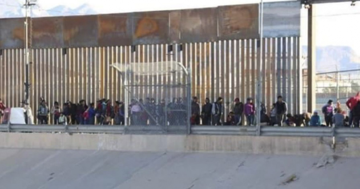 Migrantes en la zona fronteriza de El Paso © Twitter / La Jornada Baja California