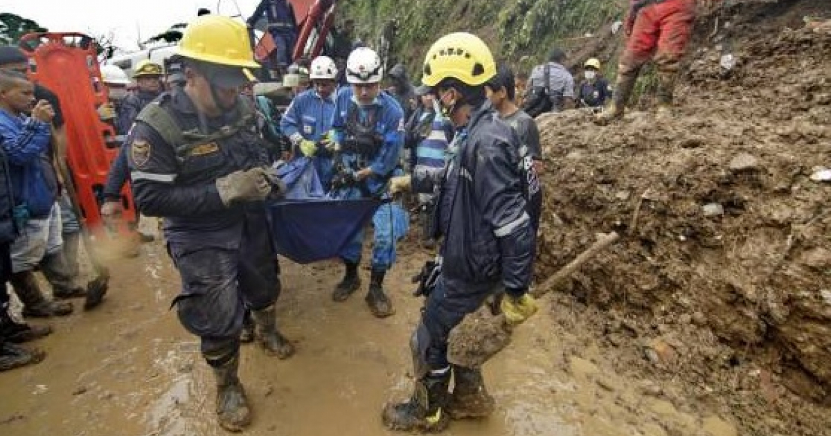 Equipos de emergencia recogiendo cuerpos en Colombia © Twitter / @UNGRD
