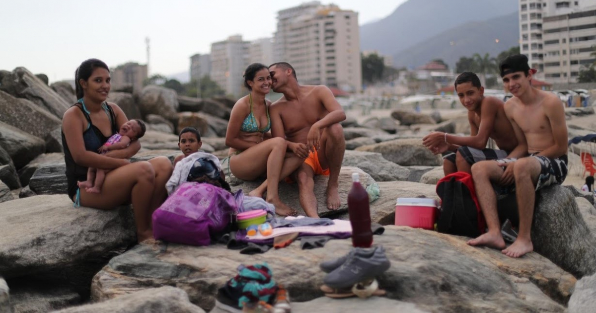 El soldado Leonel Martínez con su novia en la playa de Coral en La Guaira, cerca de Caracas © REUTERS/Ivan Alvarado