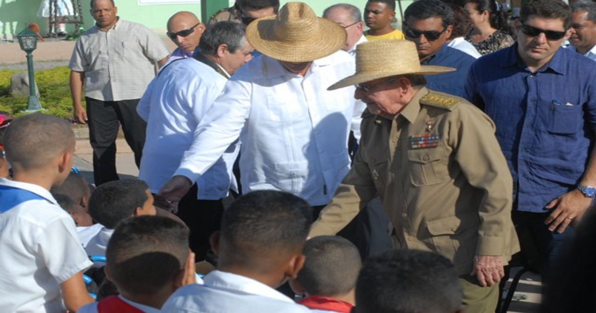 Miguel Díaz-Canel (con guayabera blanca) y Raúl Castro, en la inauguración. © Twitter / Sierra Maestra