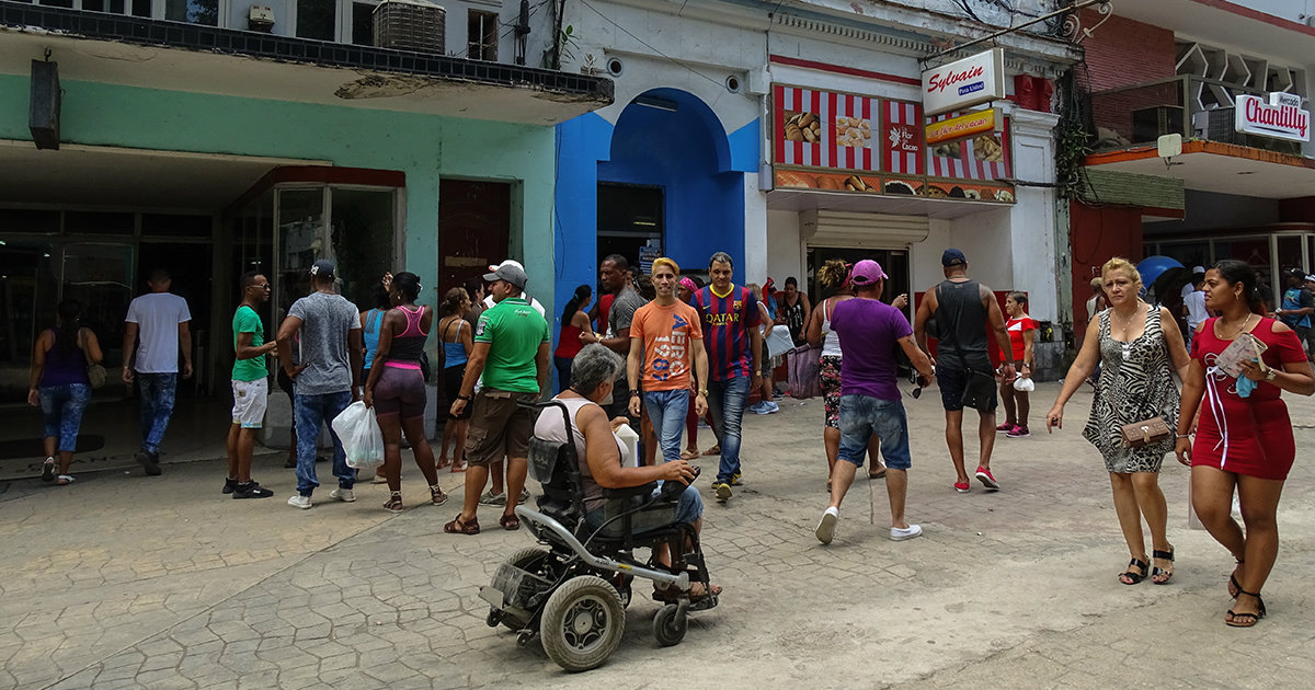 Cubanos caminando por San Rafael y Galiano © CiberCuba
