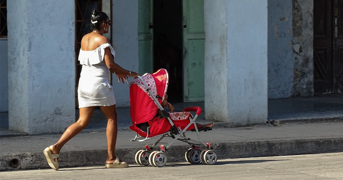Madre y bebé en La Habana © CiberCuba