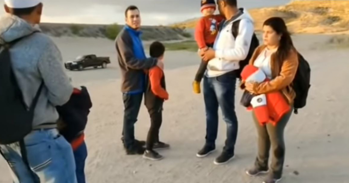 Migrantes en la frontera entre Estados Unidos y México © Youtube / Atomic News