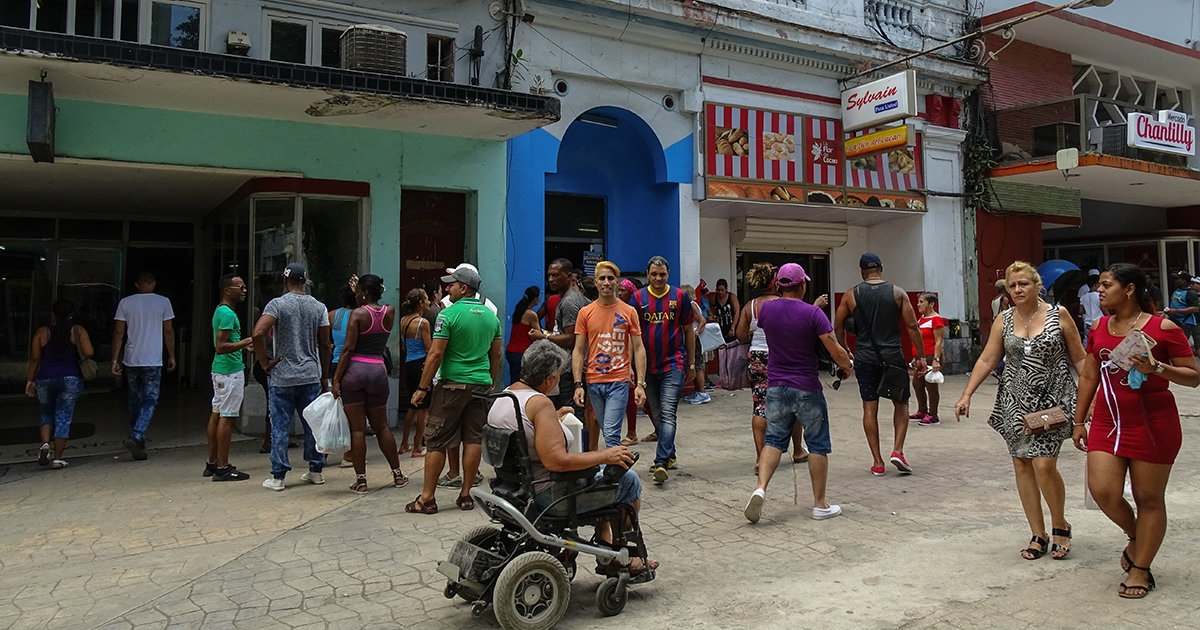 Cubanos andando por la calle © CiberCuba