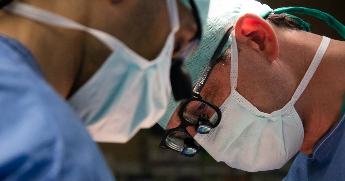 Un cirujano durante una operación (imagen de referencia). © Flickr / Axelle Geelen