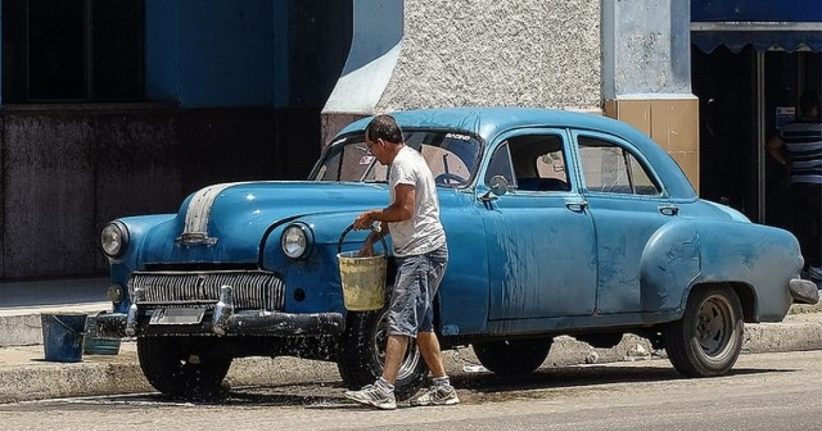 Hombre friega su auto en Cuba. (imagen de referencia) © CiberCuba