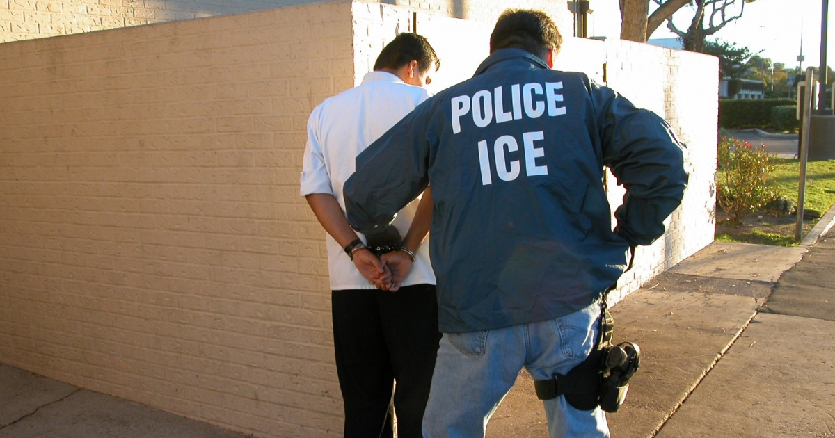 Funcionario del ICE arresta a un hombre. © Wikimedia Commons