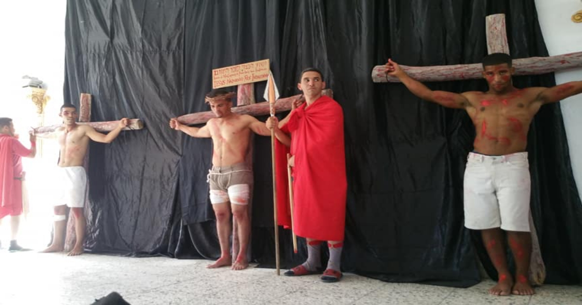 Dramatización de la crucifixión. © Facebook / Ely-Ady Mitjans