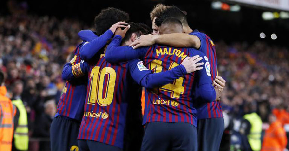 Un abrazo del equipo. © Twitter / FC Barcelona