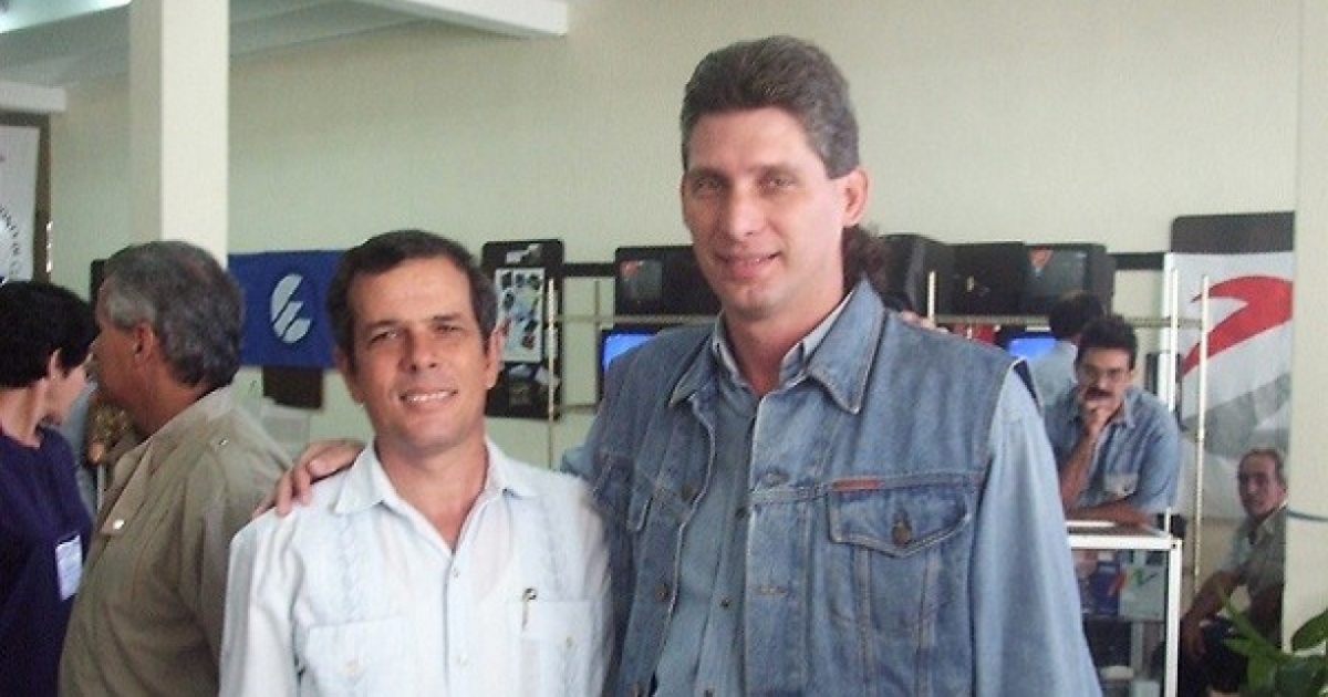Díaz-Canel en 1997, en la universidad de Villa Clara, con el Dr. Juan Valentín. © La Jiribilla
