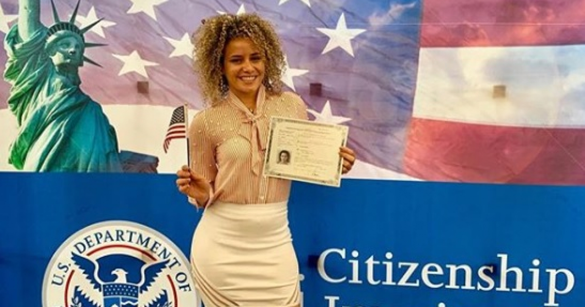 Daniela Darlin, en el momento de obtener la ciudadanía. © Instagram de la artista