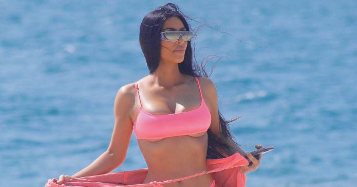 Kim Kardashian, en una playa con el mini bikini. © Instagram / Kim Kardashian