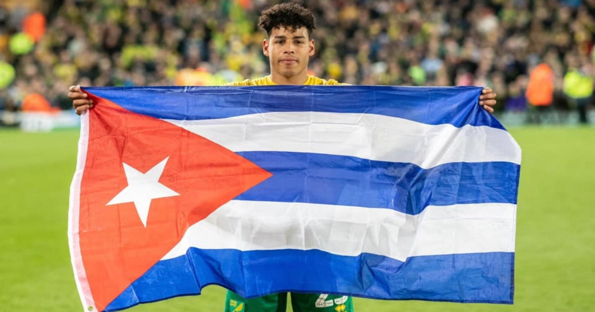 Onel Hernández, muestra orgulloso la bandera cubana. © Facebook / Onel Hernández