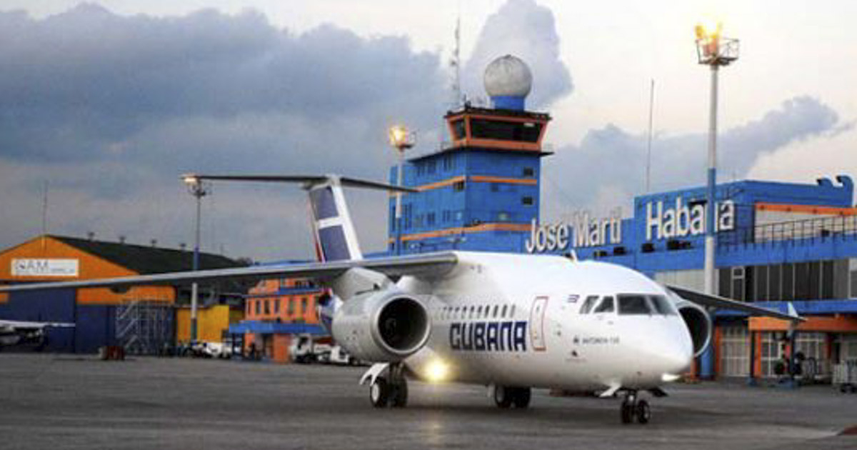 Avión de la aerolínea estatal en Aeropuerto de La Habana © Cubadebate