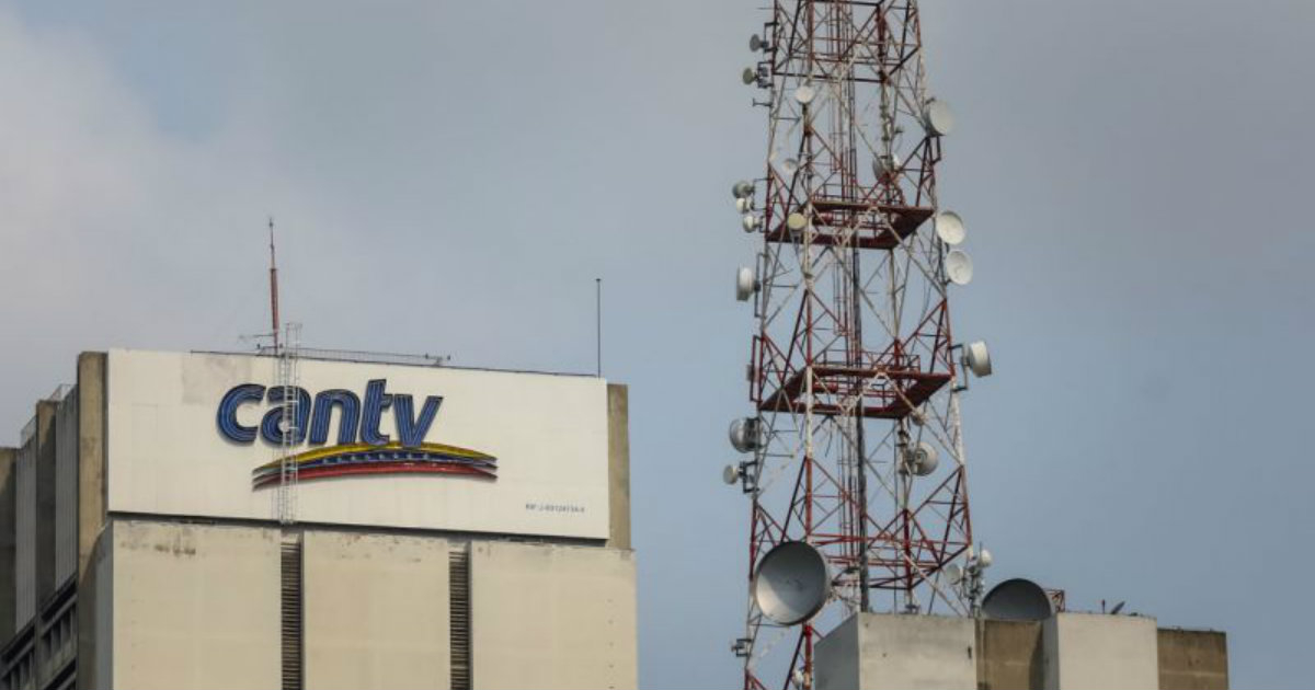 Antenas de telecomunicaciones junto a uno de los edificios de CanTV, en Venezuela © Cantv.com