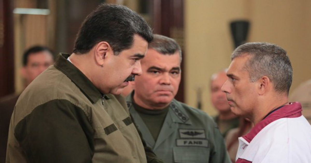 Nicolás Maduro (i) y Vladimir Padrino (c). © Twitter / Vladimir Padrino