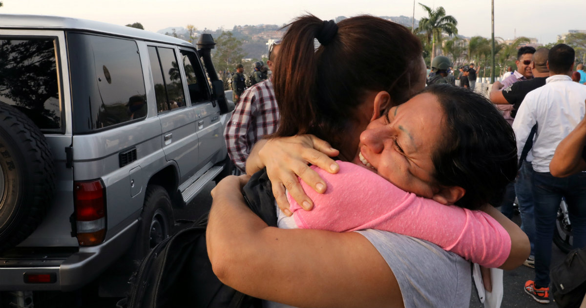  Los partidarios de la oposición se abrazan cerca de la base aérea del Generalísimo Francisco de Miranda "La Carlota" © REUTERS/Manaure Quintero