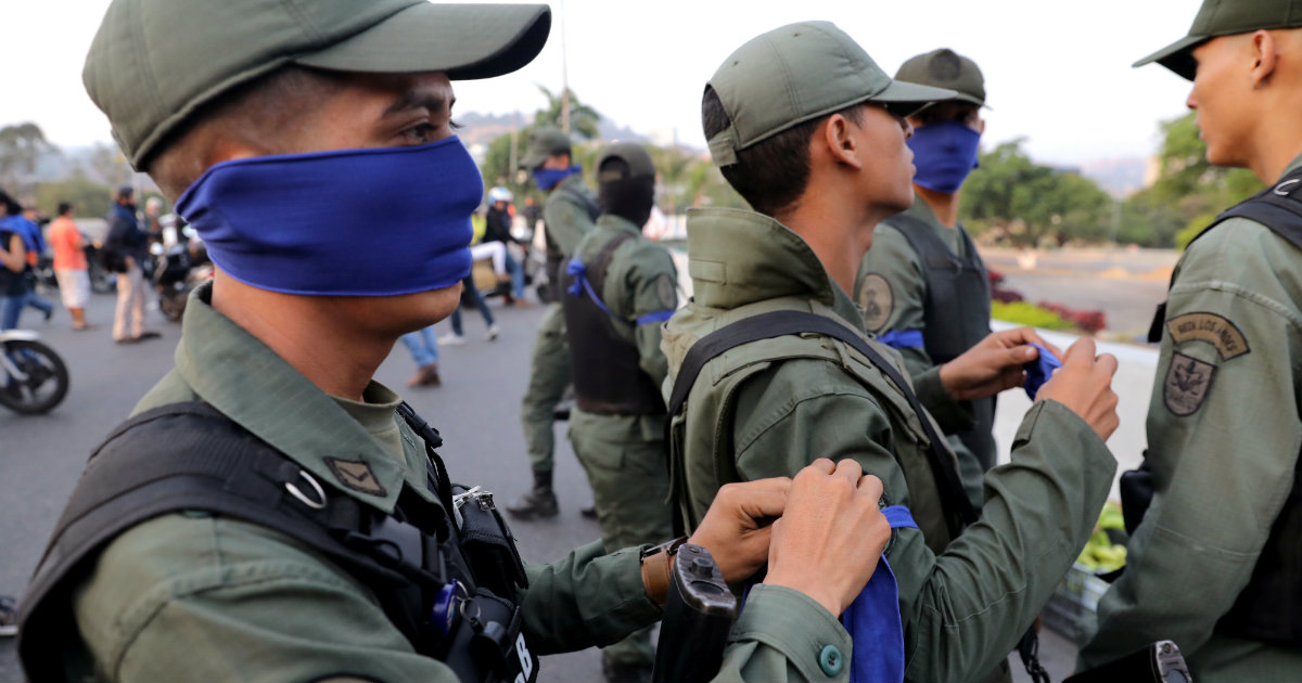 Militares venezolanos usan cintas azules en señal de solidaridad con el gobierno de Guaidó. © REUTERS