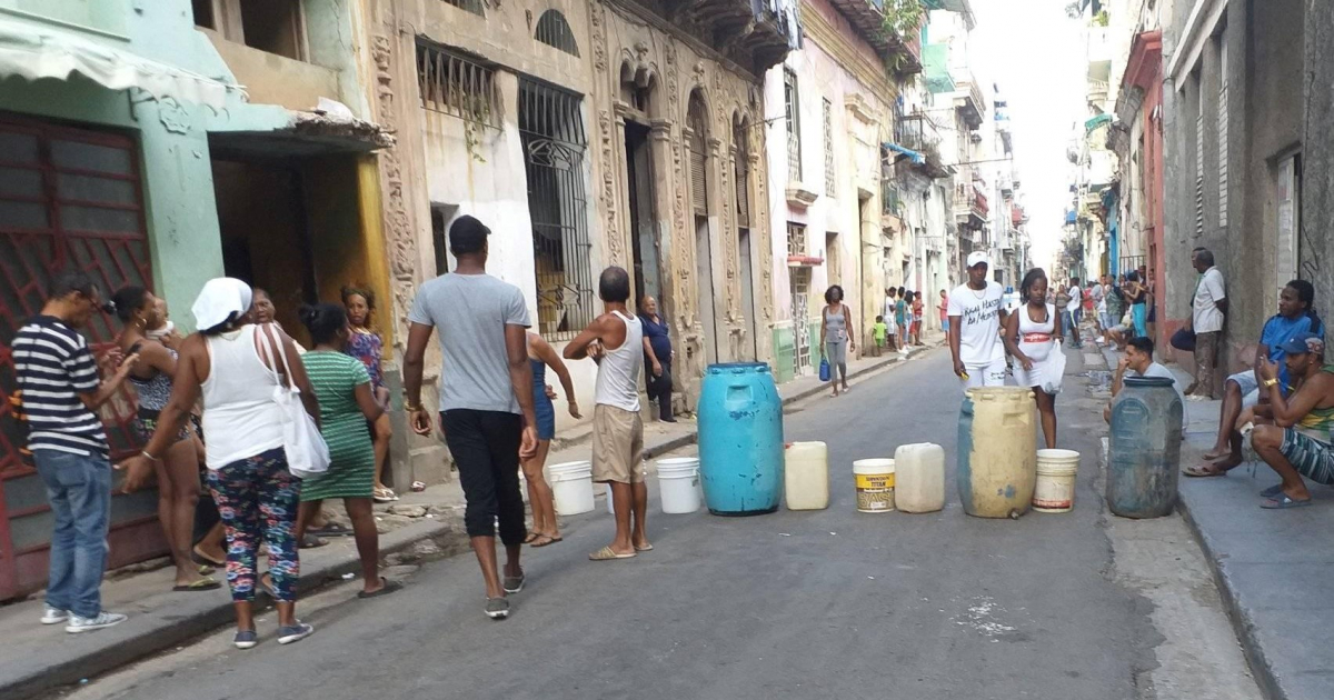 Protesta de los vecinos de La Habana Vieja por la escasez de agua © Facebook / Rossana Oliva