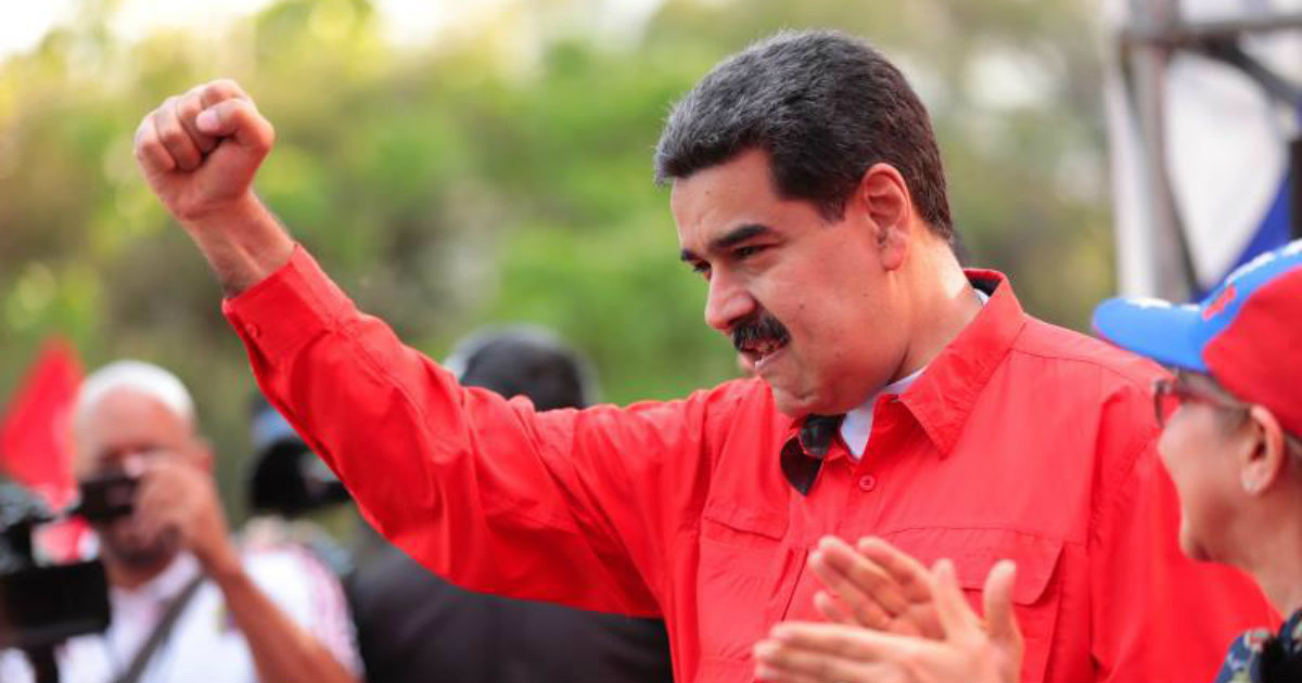 Nicolás Maduro alza el puño durante un acto © Twitter / Nicolás Maduro