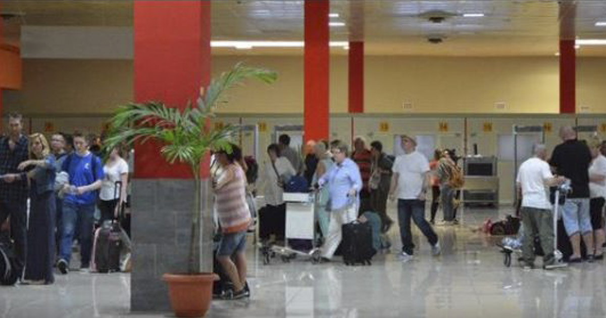 Pasajeros en el aeropuerto de Matanzas, Cuba © TV Yumurí
