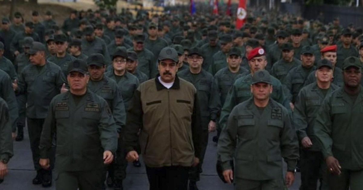 Nicolás Maduro marcha junto a militares en Caracas el 2 de mayo © Twitter / El Nacional